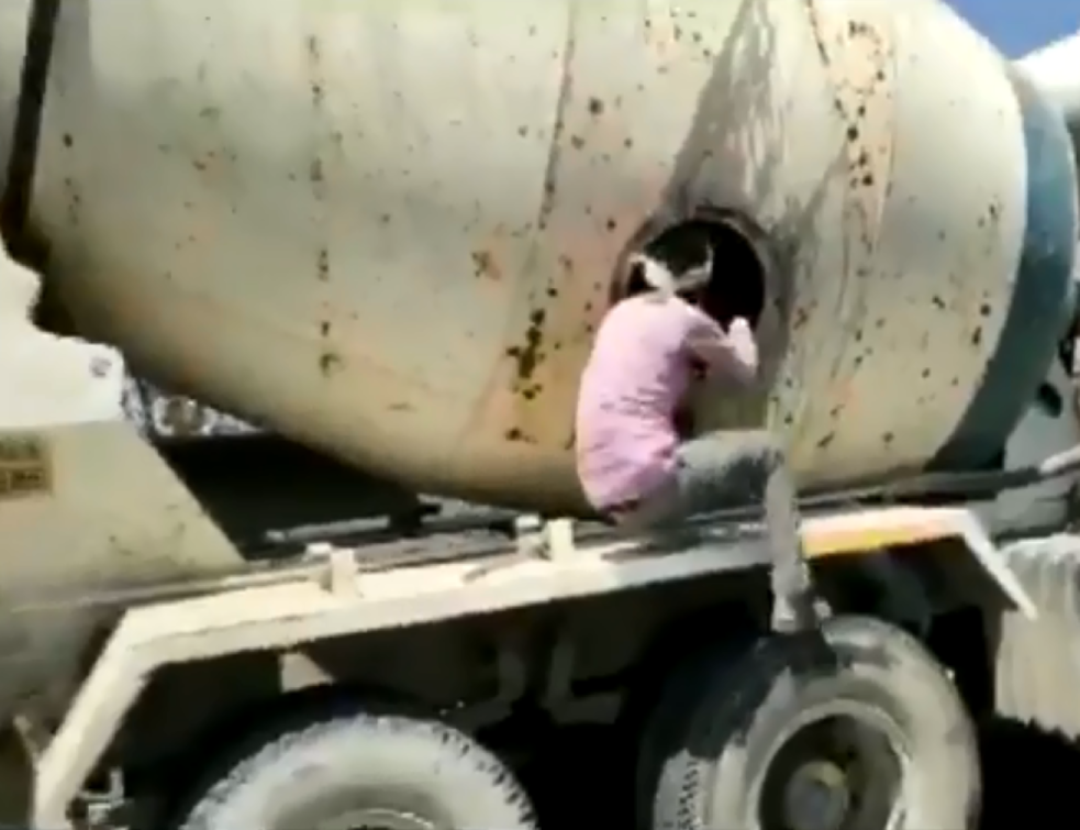 Putovali u betonskoj mešalici da prevare policijski čas (VIDEO)